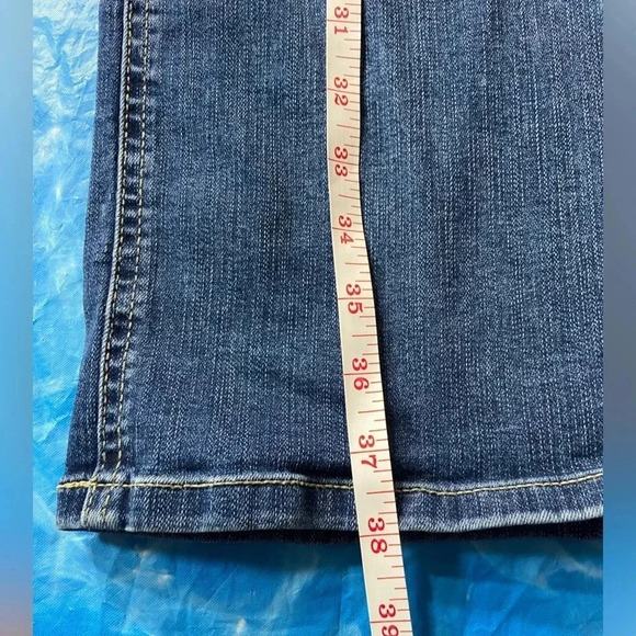 Maurices Medium High Rise Curvy Skinny Light Wash Stretch Denim Jeans - Picture 4 of 6